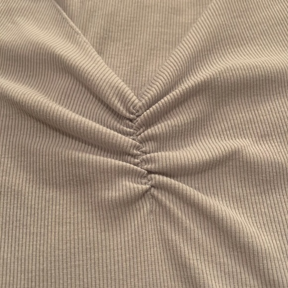 white top with a small rouch in the middle - Picture 3 of 3